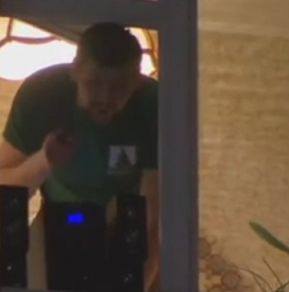 VIDEO~Držao zarobljenu porodicu, pa skočio kroz prozor