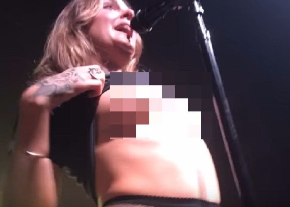 Pevačica bez problema pokazala dude (VIDEO)