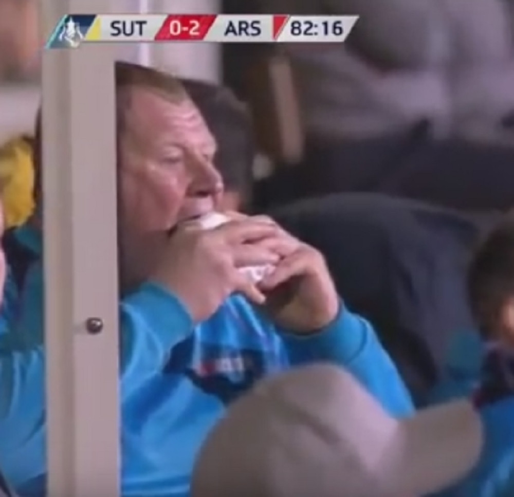 Golman debeljko jeo pitu protiv Arsenala (VIDEO)