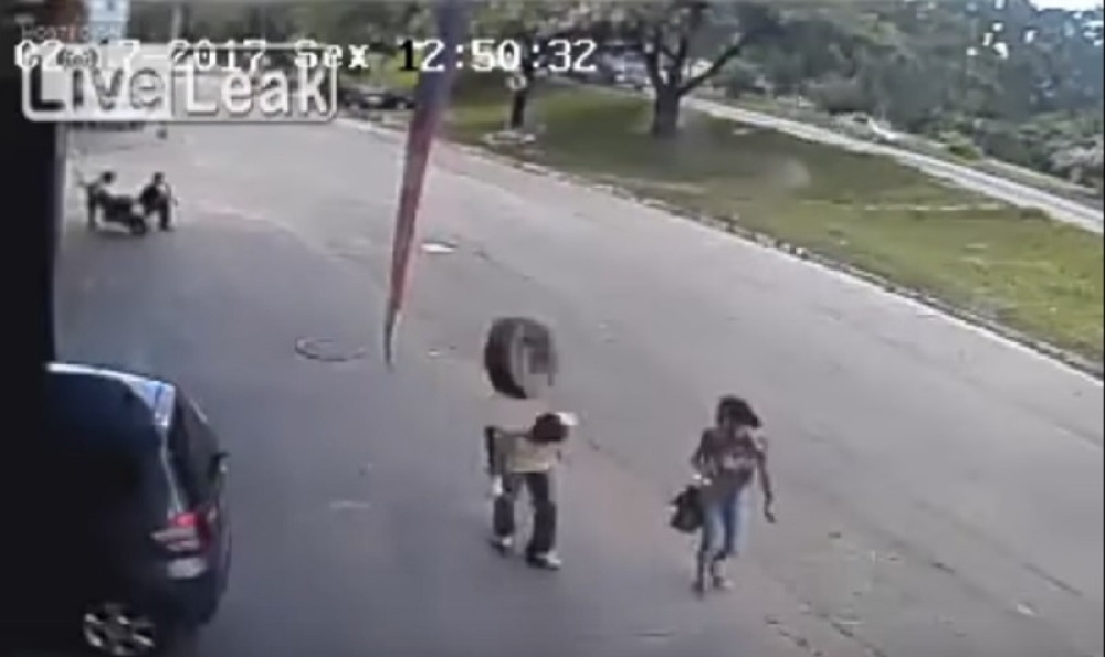 Točak ga jurio, pa strefio u glavu (VIDEO)