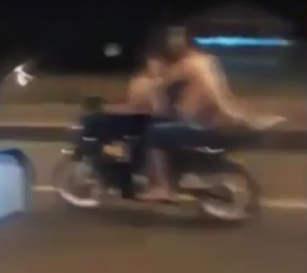 Seks na motoru u punoj brzini! (VIDEO)