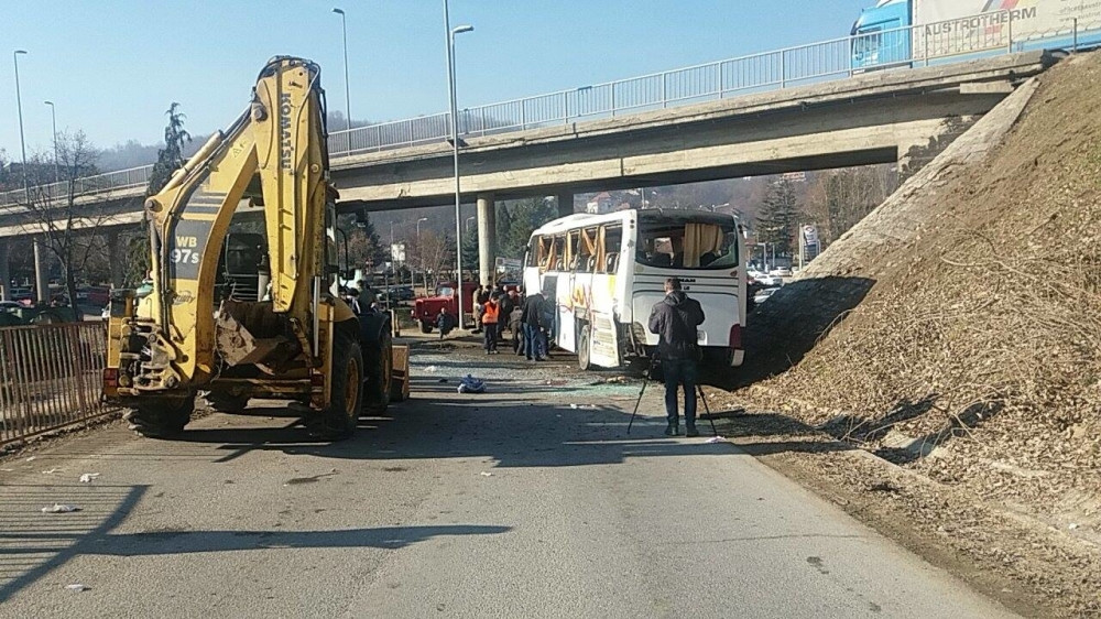 Sleteo s puta autobus pun vojnika