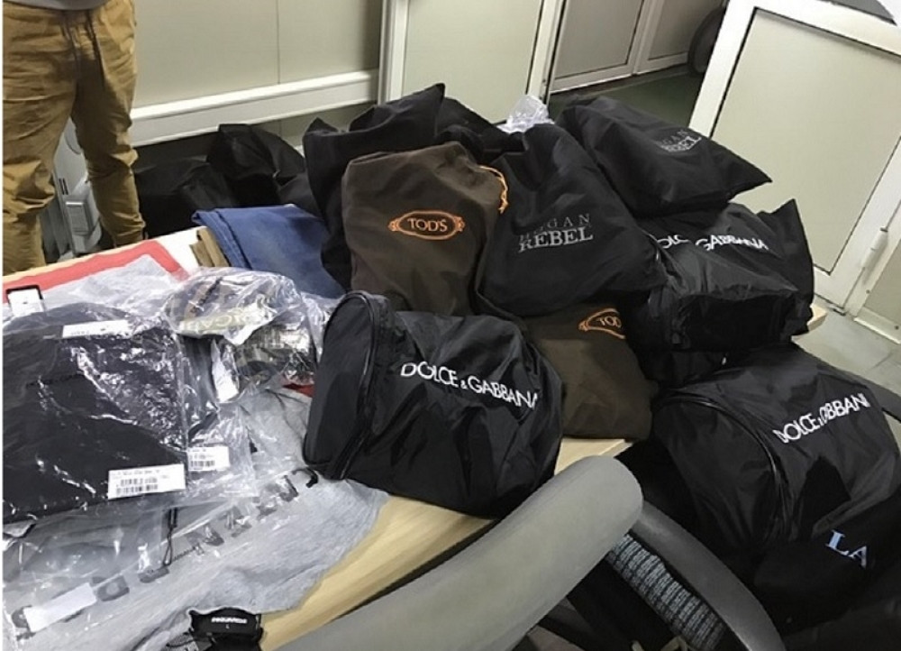 Da se obučeš od glave do pete! Nađene 3 tone garderobe sumnjivog porekla