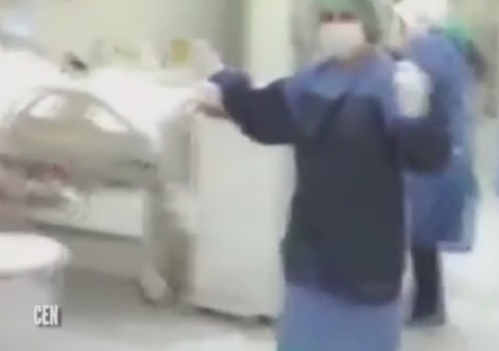 Čovek umire, a sestre đuskaju u sali