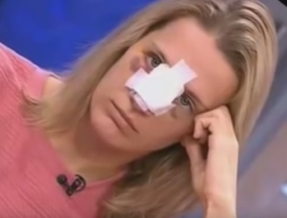 VIDEO~Prebio ženu, pa joj doneo cveće u emisiju