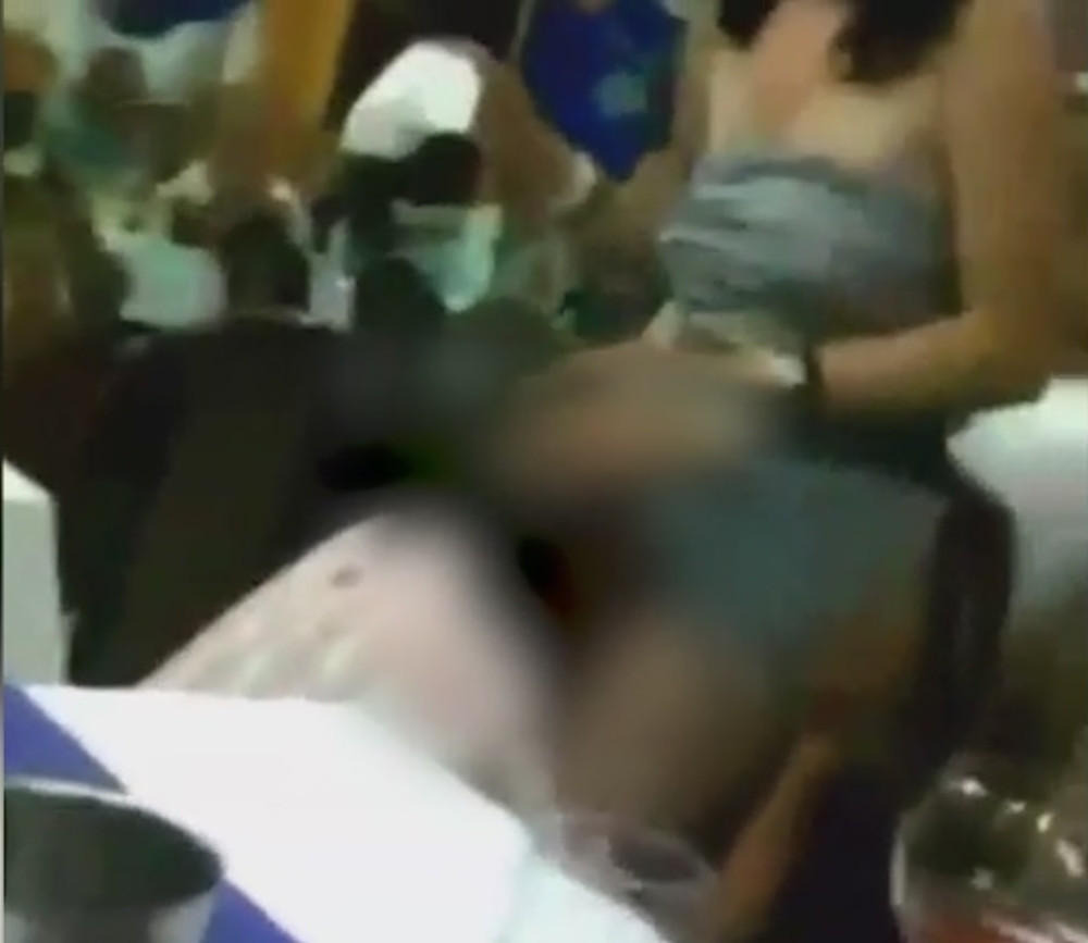 Kum skinuo, pa olizao kumicu (VIDEO 18+)