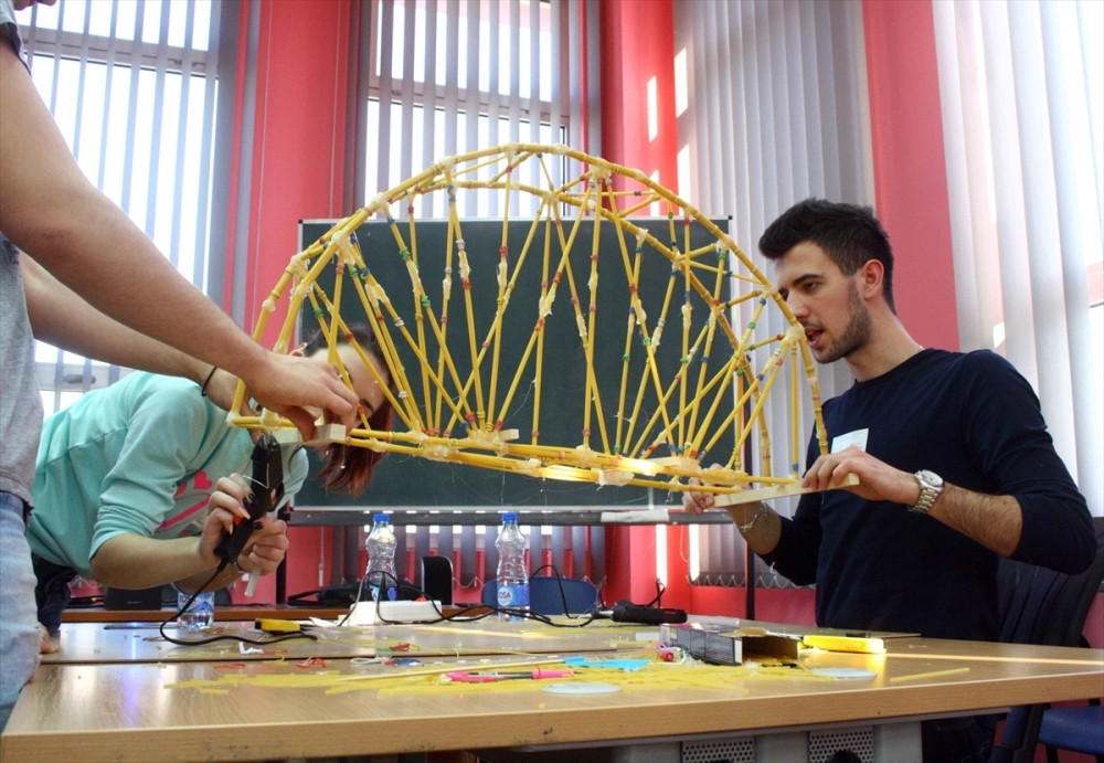 Takmičenje u pravljenju mostova od špageta (FOTO GALERIJA)