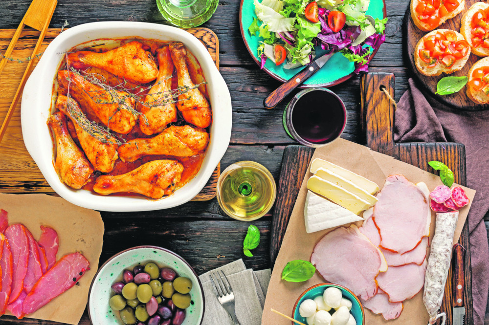 Pečeni bataci sa pršutom u sosu od paradajza