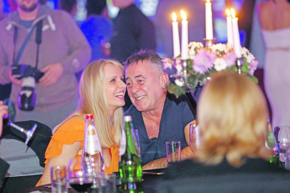 Devojka koluta očima kad je ostavim samu