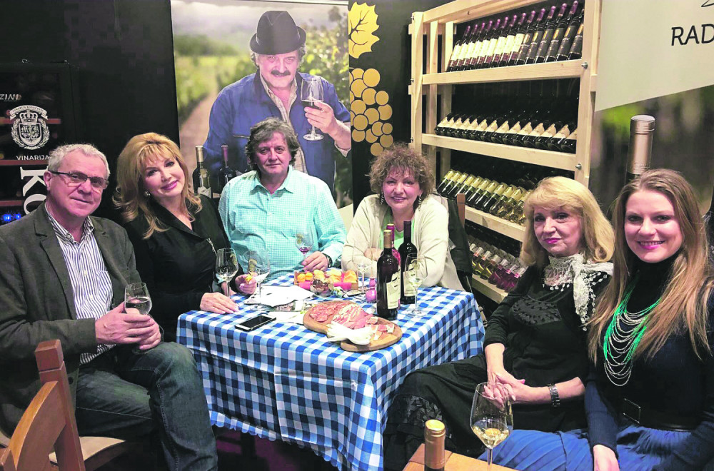 Glumci iz "Selo gori" cirkali na sajmu