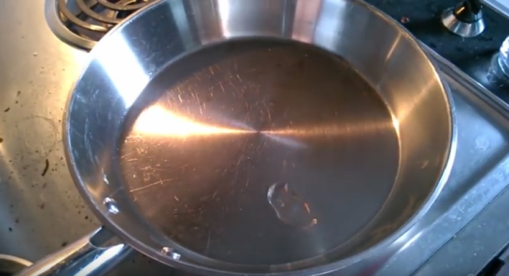 Otkriveno zašto vam hrana zagoreva na tiganju!