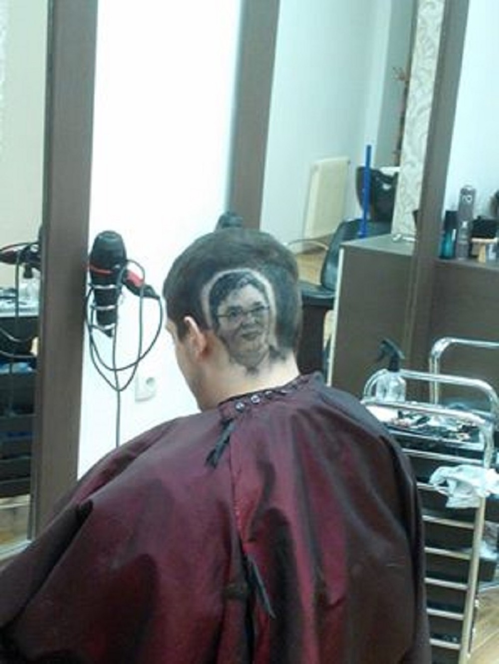 Istetovirao Vučića na glavi! (VIDEO)