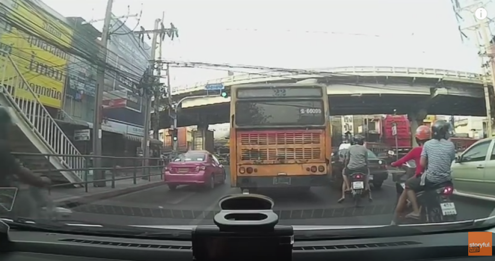 Neverovatan refleks mu spasao život! (VIDEO)