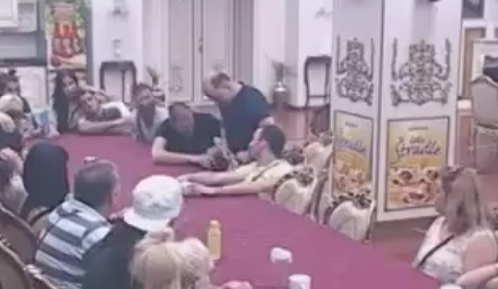 Mili skidao gaće za stolom (VIDEO)