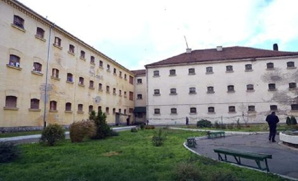 Pretukao majku, pa se obesio čaršavom u ćeliji