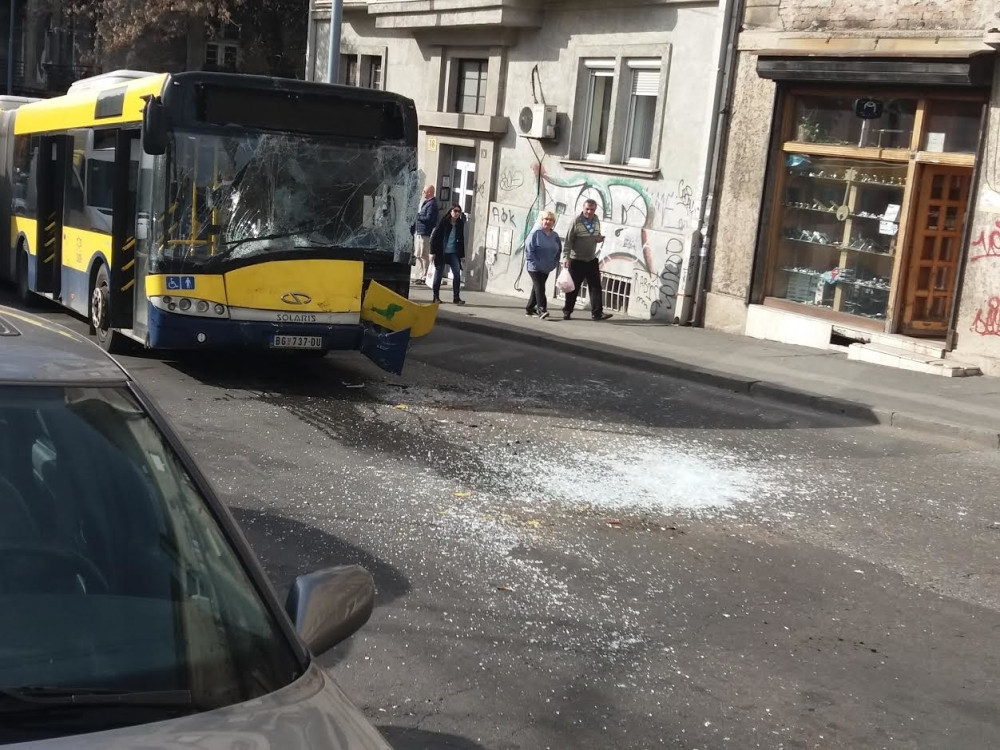 Sudar dva autobusa, kolaps u saobraćaju