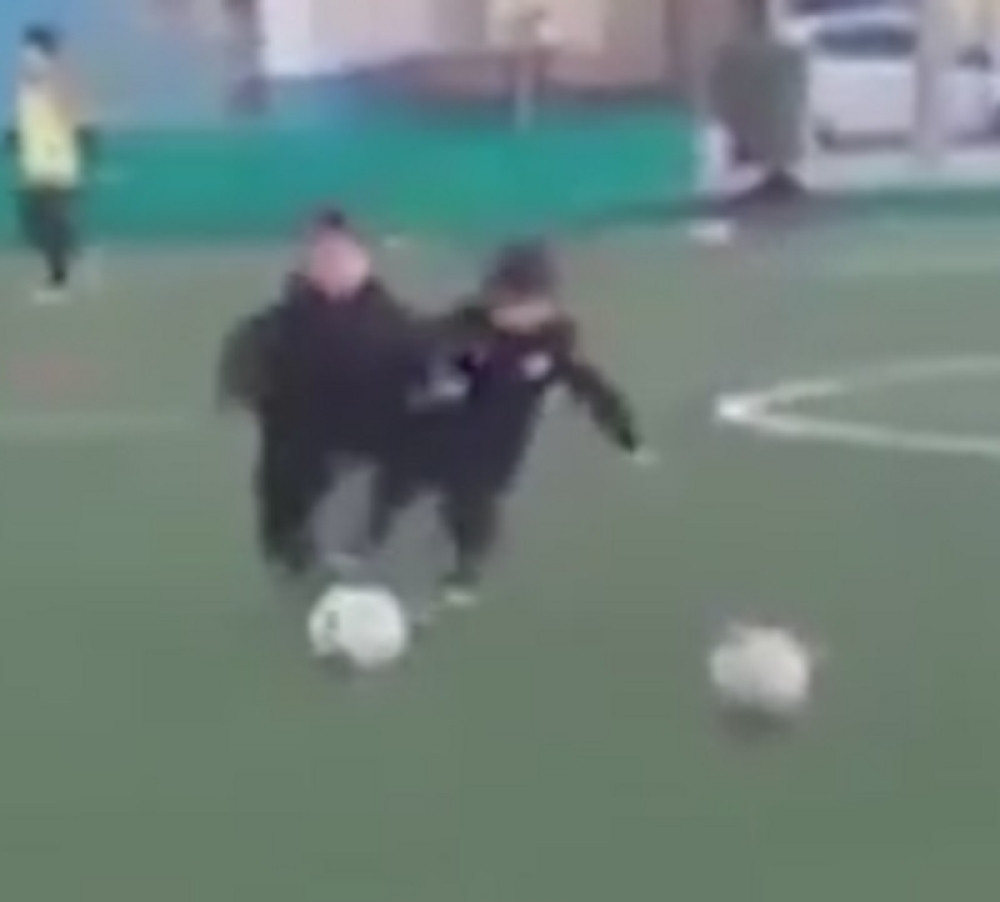 Treneru, a da decu naučiš fer-pleju? (VIDEO)