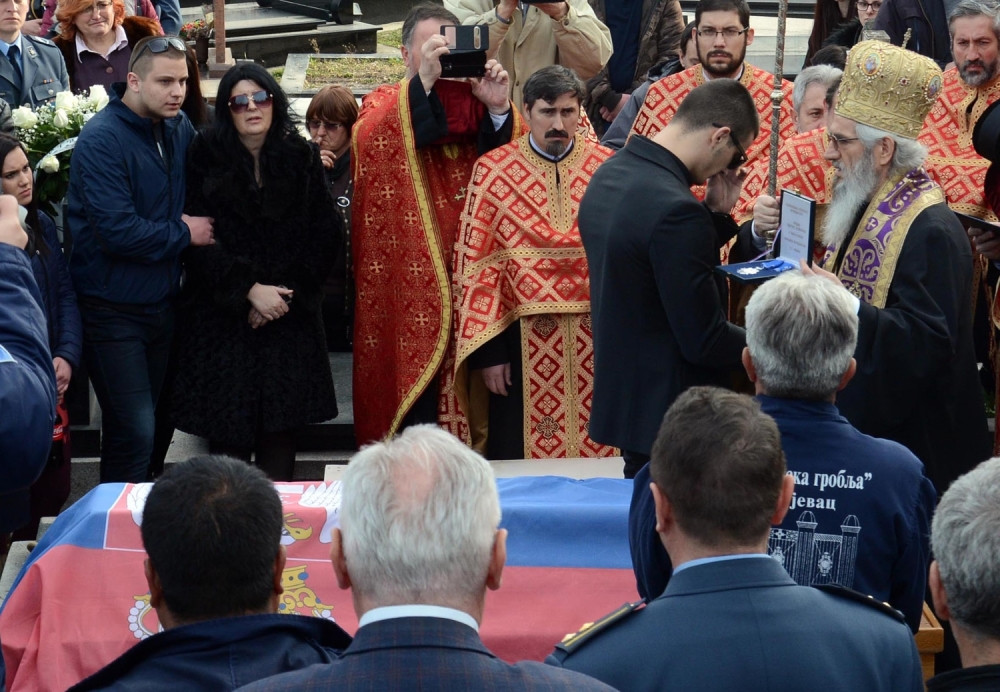 Vladika sinu nastradalog predao orden na sahrani