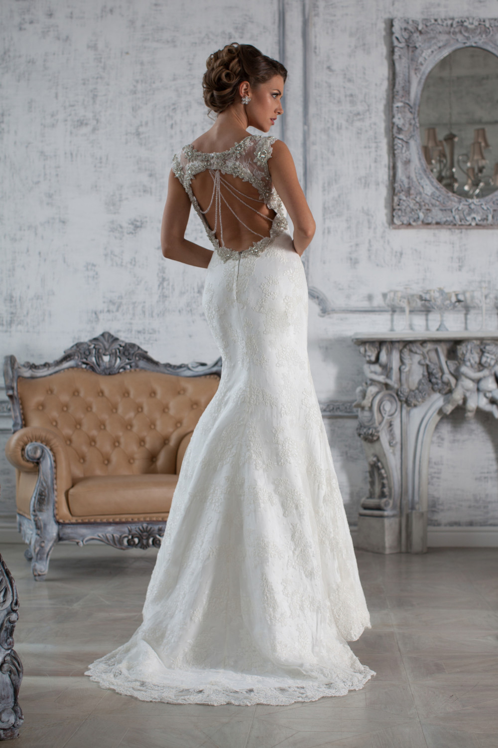 Gore i društvene mreže: Iz protesta prema vlasti, u histeriji, poznati kreator spalio čitavu kolekciju venčanica (FOTO/VIDEO)