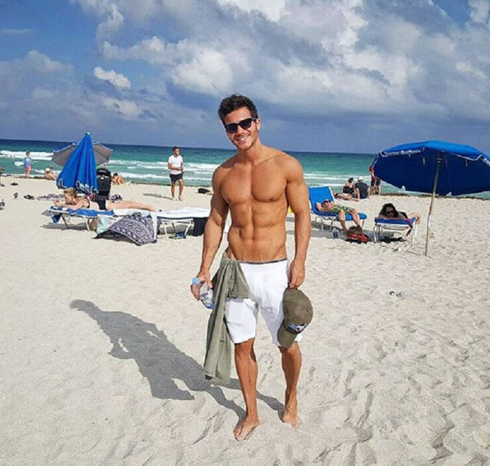 Svi znamo kakav je frajer Saša Kovačević: Ovo je rođeni brat poznatog pevača, pašće vam vilica kada ga vidite! (FOTO)