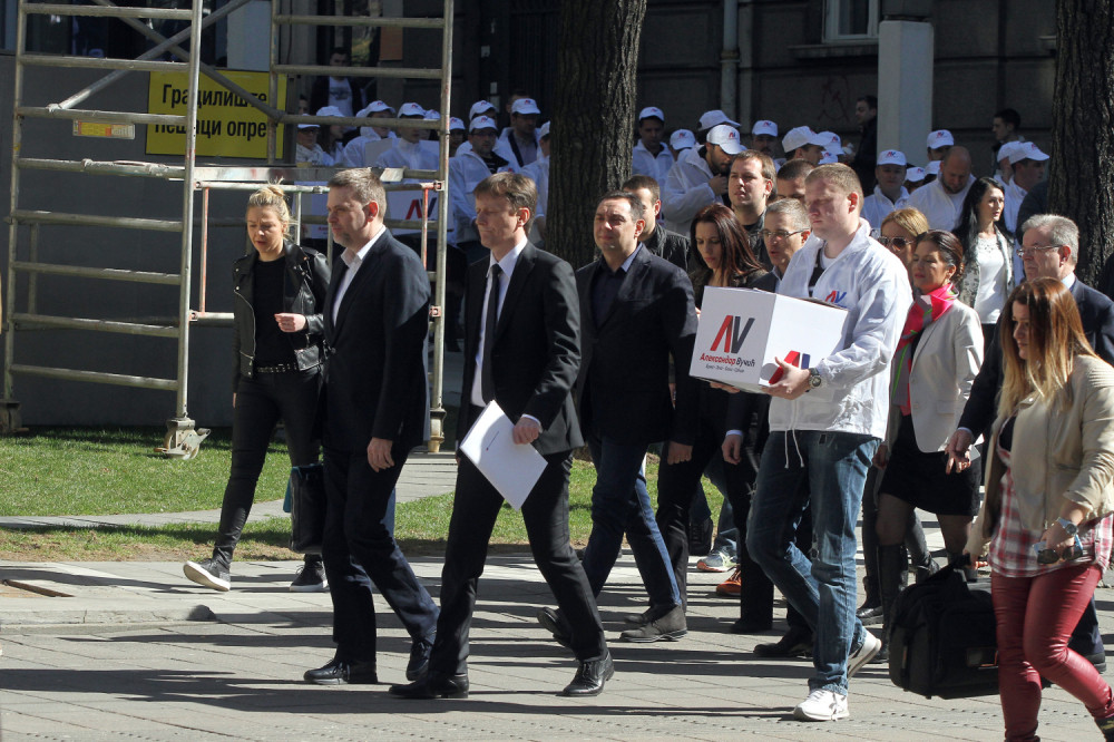 Predati potpisi za kandidaturu Vučića