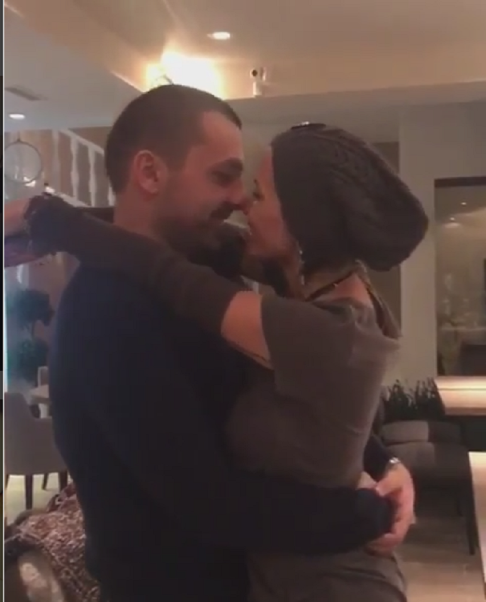 Karić svoju suprugu vratio u 21. vek, Jugoslav platio Eleni struju (FOTO/VIDEO)