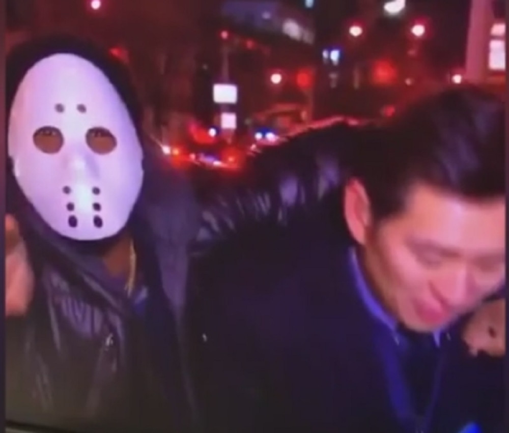 Napao reportera usred TV prenosa (VIDEO)