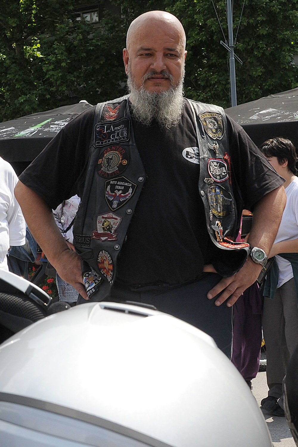 Sveštenik batinaš se prepolovio (FOTO)