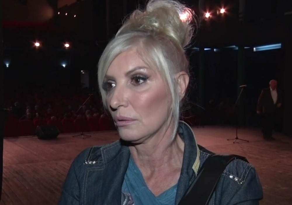 Cakana krenula na nastup sa poznatim pevačima, dočekala ih ogromna neprijatnost!