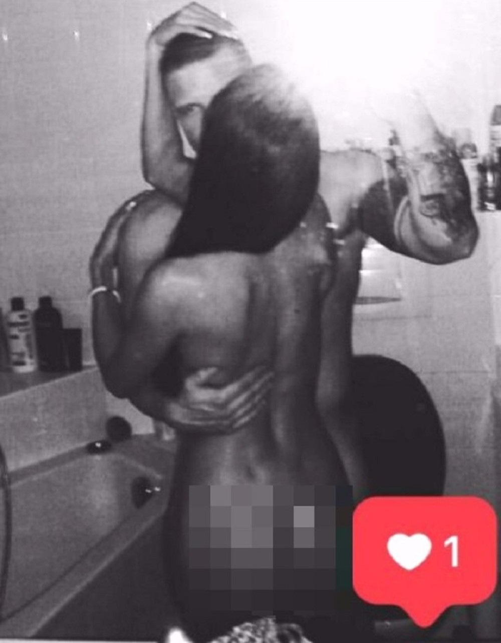 Rade pozirao nag sa devojkom posle seksa