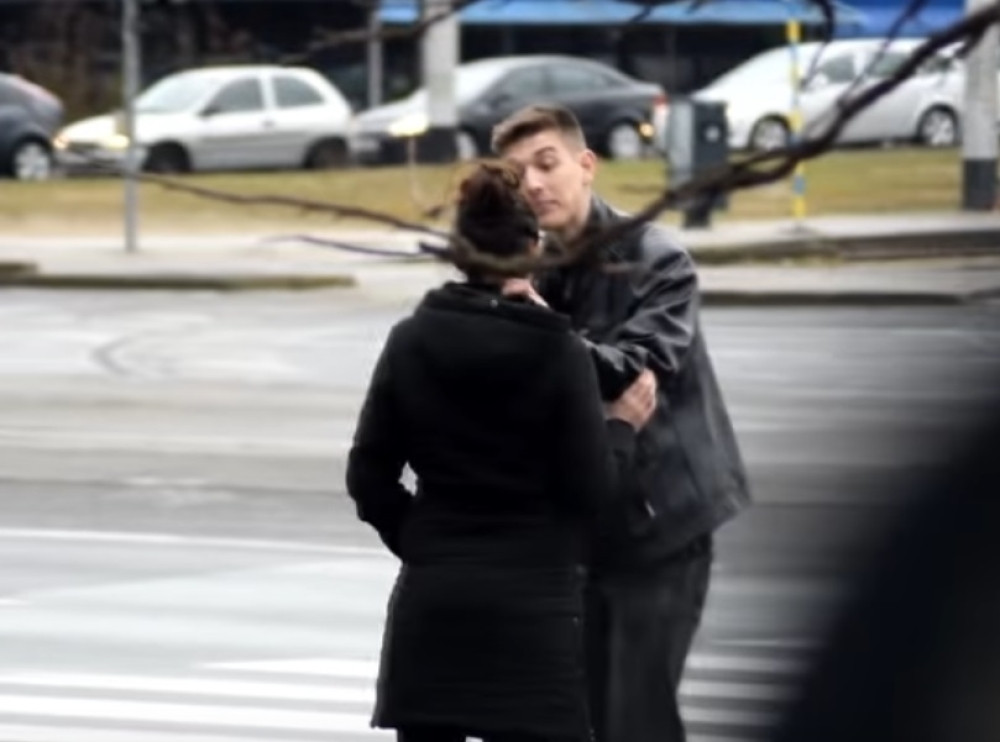 Tukao devojku na Dan žena (VIDEO)