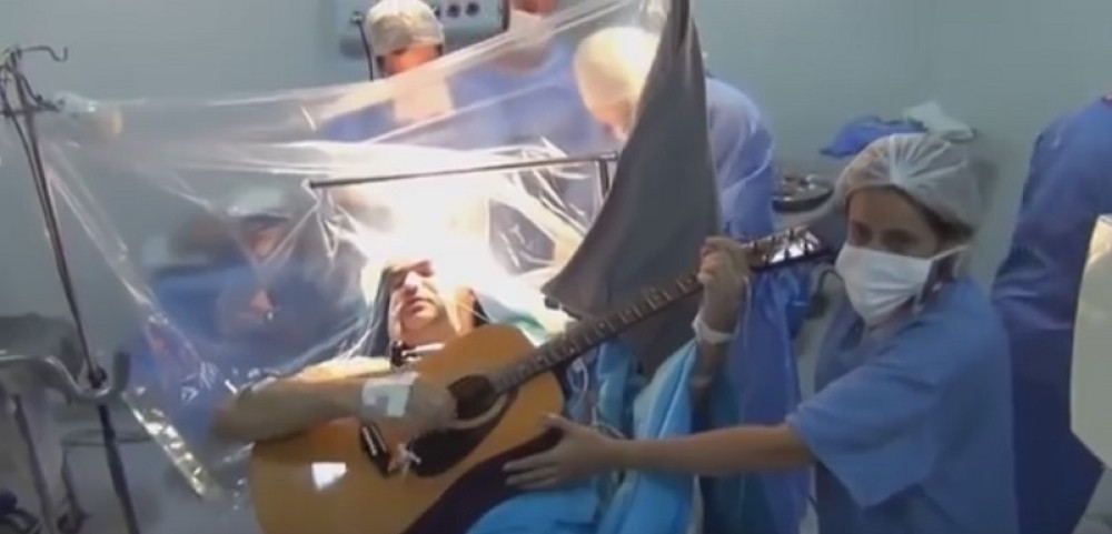 Svirao gitaru dok su mu operisali mozak! (VIDEO)