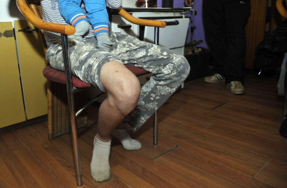 Vezao bebu, ženu, majku, oca i babu, pa ih tukao pajserom!