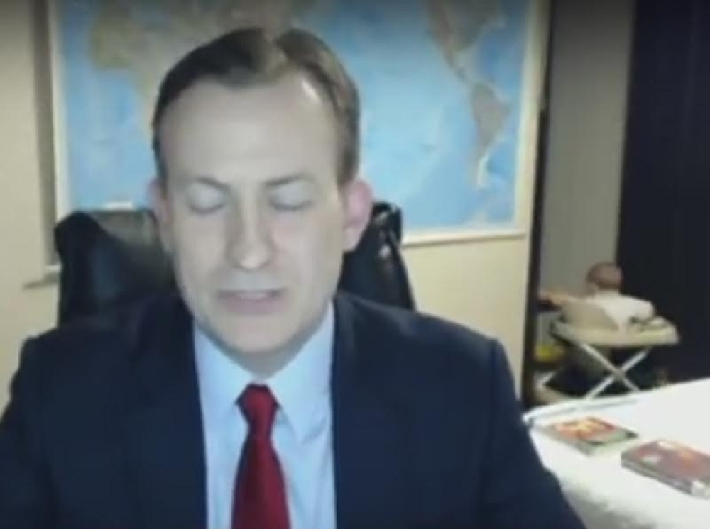 VIDEO~Uključio se uživo u program, a deca mu uletela u kadar