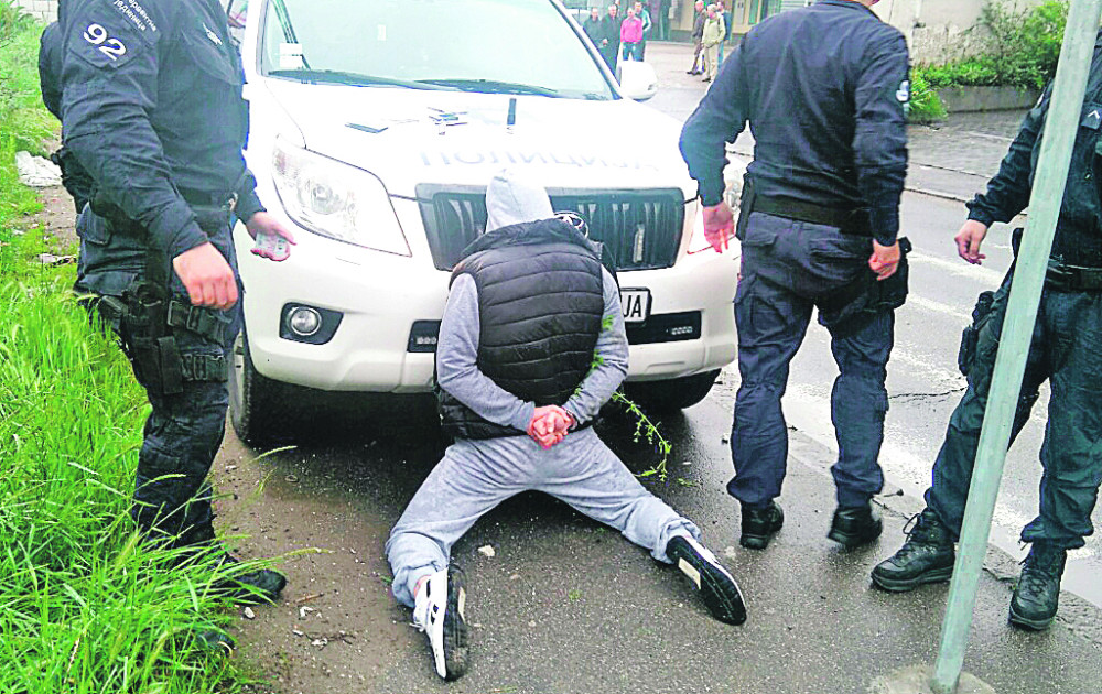 Policajcu pretio da će da ga je*e!