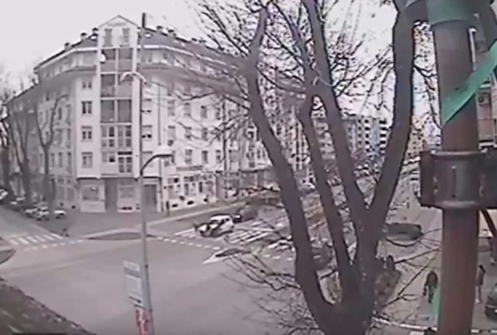 Automobilom udario dve devojčice na pešačkom (VIDEO)