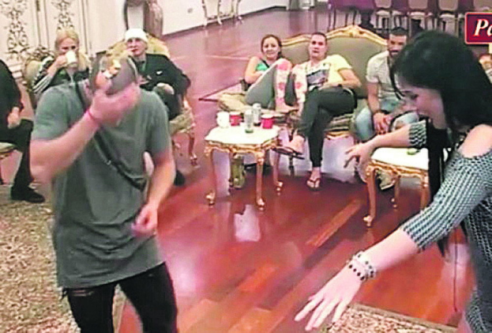 Aleksandra Davida gađala jajetom zbog uroka