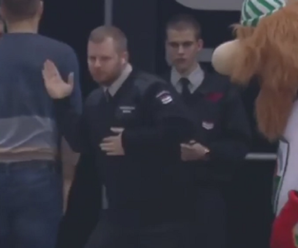 Kad obezbeđenje zapleše u Evroligi (VIDEO)