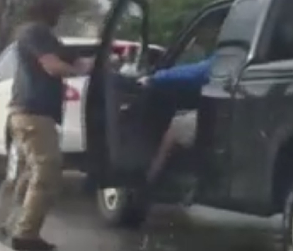 Tuča vozača na semaforu (VIDEO)