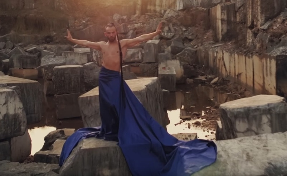 Provokativni Slavko spreman za Evroviziju (VIDEO)