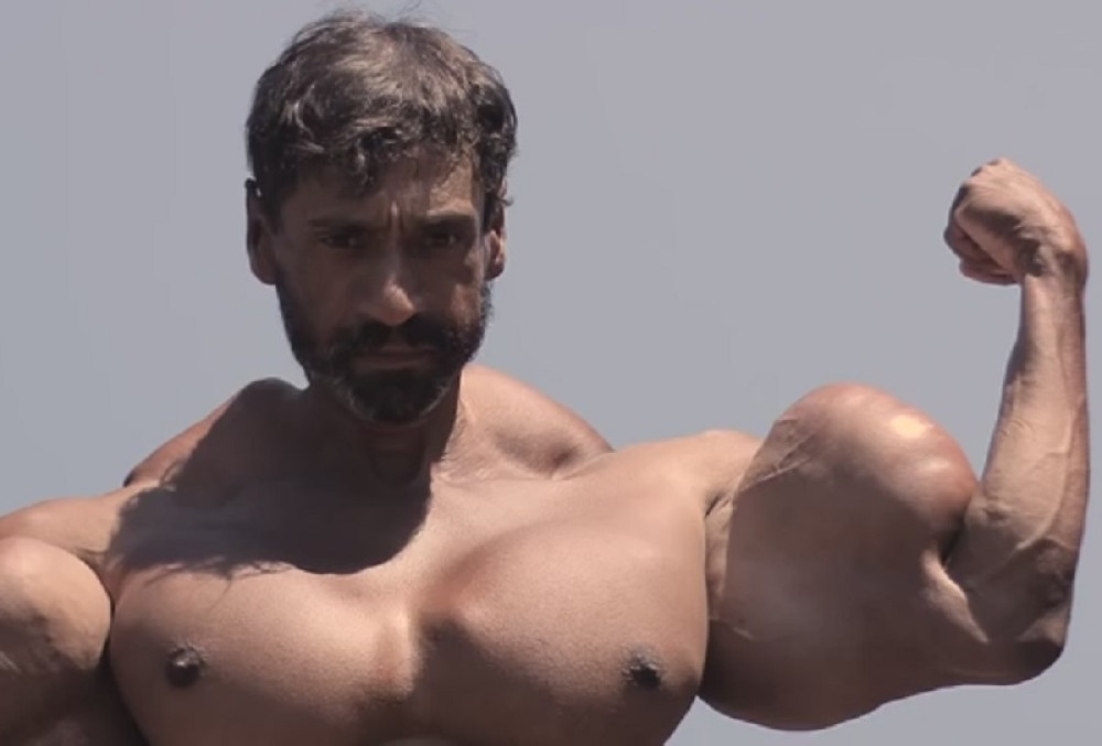 Smučiće vam se kad vidite šta ovaj bilder ubrizgava u sebe (VIDEO)