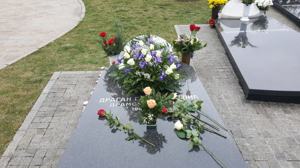 Kolege i danas plaču nad grobom Dragana Nikolića (FOTO)