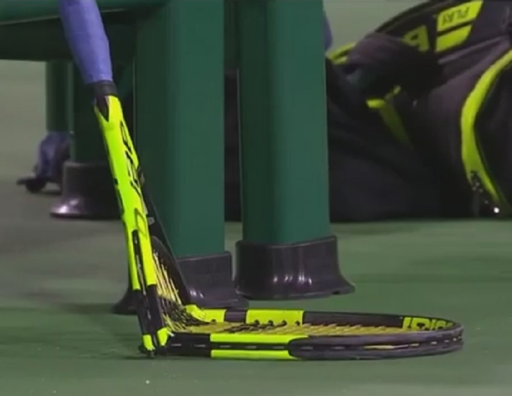 Polomio četiri reketa tokom meča! (VIDEO)