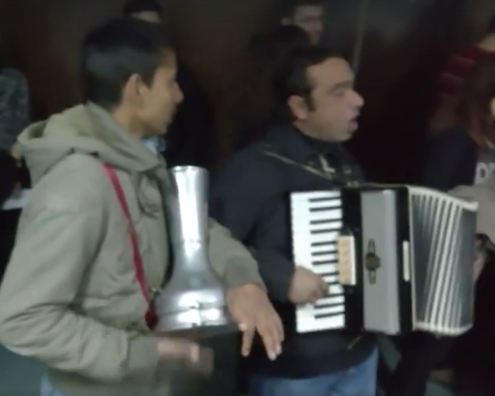 Šou na prikupljanju potpisa za Belog! (VIDEO)