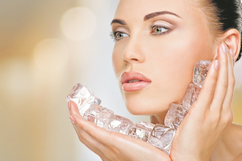 Ovim trikom ćete se rešiti bora oko očiju i podbulosti lica: Svako jutro radite ovo!