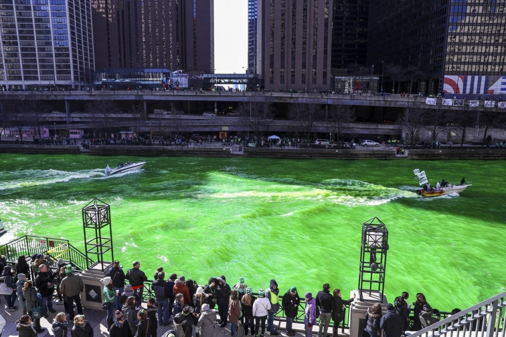 Ofarbali reku u zeleno zbog praznika! (FOTO + VIDEO)