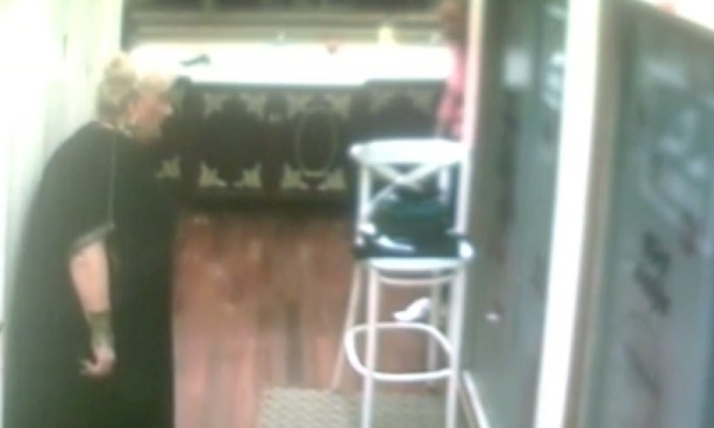 Profesorka imala seks u tuš kabini (VIDEO)