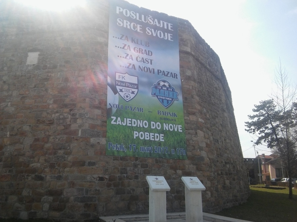 Reklamu ekserima zakucali za spomenik kulture! (VIDEO)