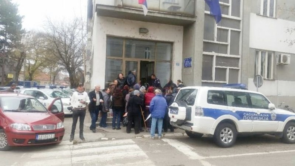 Ljudi padaju u nesvest čekajući lične karte!