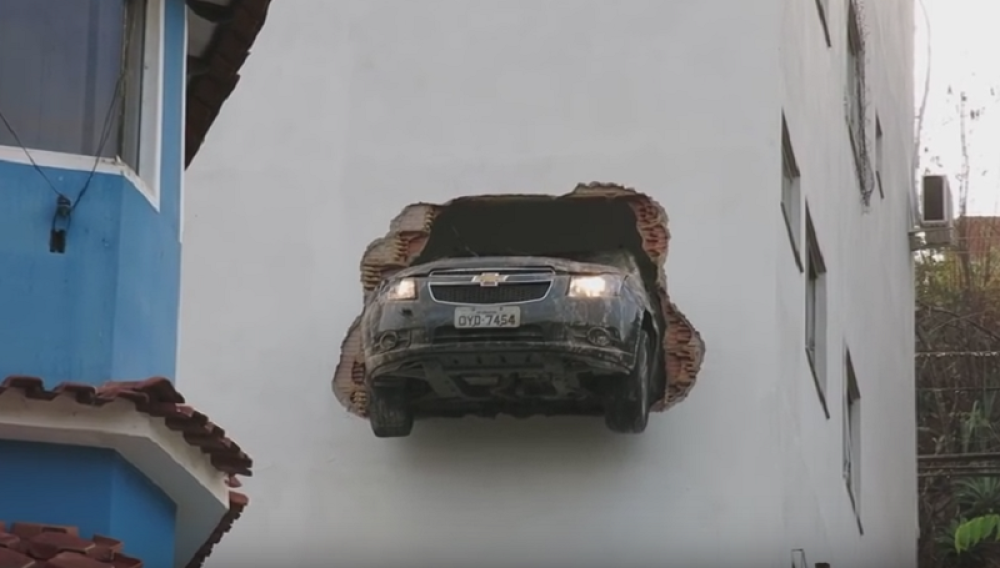 Autom prošao kroz zgradu! (VIDEO)